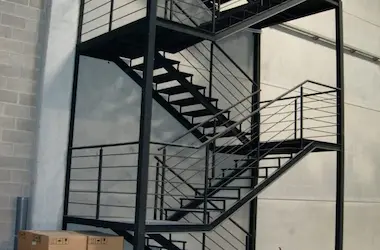 Fabricación e instalación de escaleras metálicas a medida por Auri Perú SAC.
