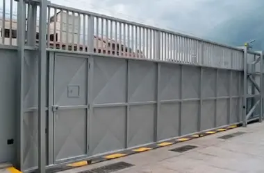 Fabricación e instalación de portón metálico industrial de alta resistencia por Auri SAC en Perú.