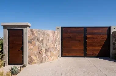 Diseños exclusivos que integran estética arquitectónica de vanguardia y sistemas de seguridad electrónica para las residencias más exigentes del Perú.