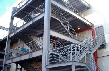 Estructuras de gran carga y mezzanines optimizados bajo rigurosas normas de ingeniería para maximizar la operatividad de sus instalaciones.