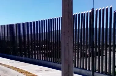 Cerramientos perimetrales con diseños personalizados y materiales anticorrosivos, ideales para la protección de complejos residenciales e industriales en Perú